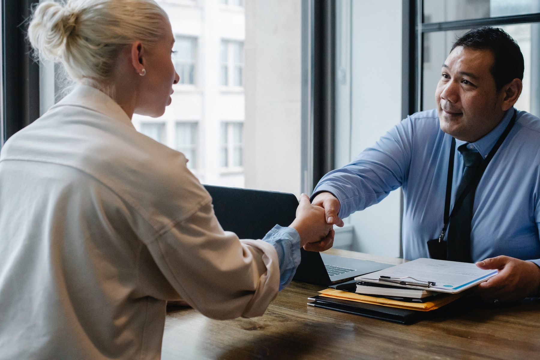 businessman-shaking-hands